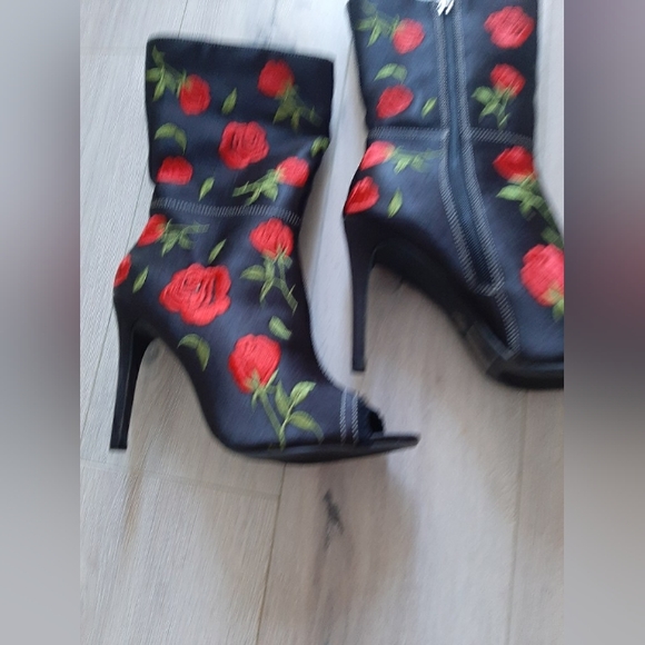 Roses 🌹 boots - Picture 3 of 4